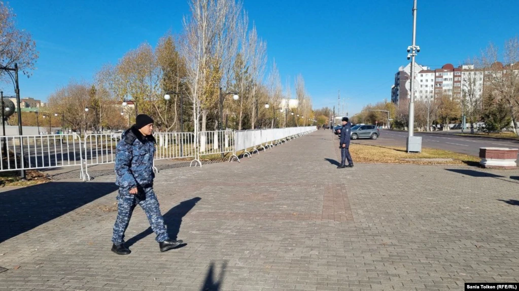Астанада митинг өтеді деген орын қоршалып, кемі екі адам қамауға алынды