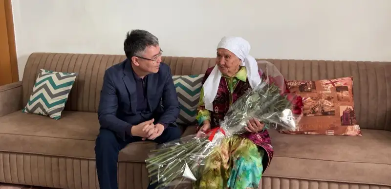 Атырау әкімі бөгетті нығайтуға көмектескен 92 жастағы әжеге Президенттің алғысын жеткізді