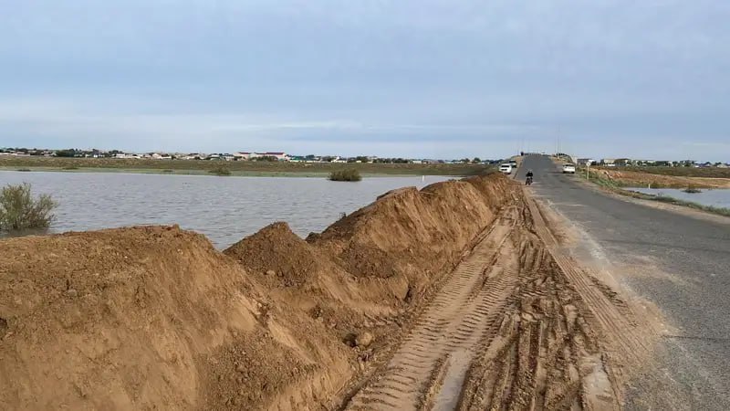 Атырау-Орал трассасы: Индерборға бұрылатын жолдың екі жағына су жиналды