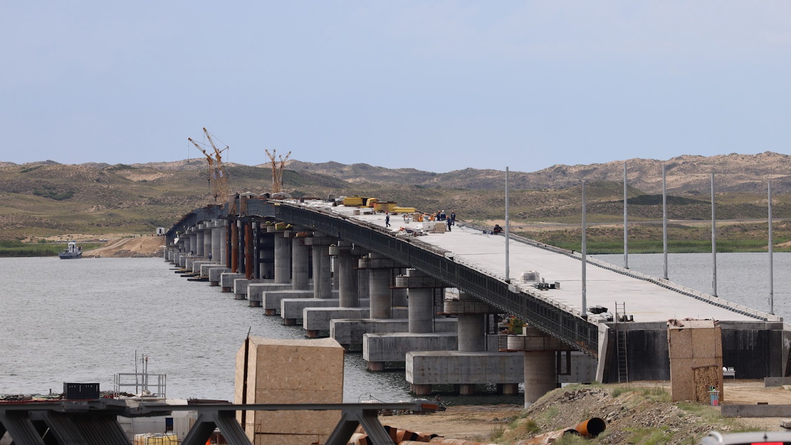 Бұқтырма су қоймасындағы көпір: құрылысы үш жыл бұрын басталған өткел қашан салынып бітеді?