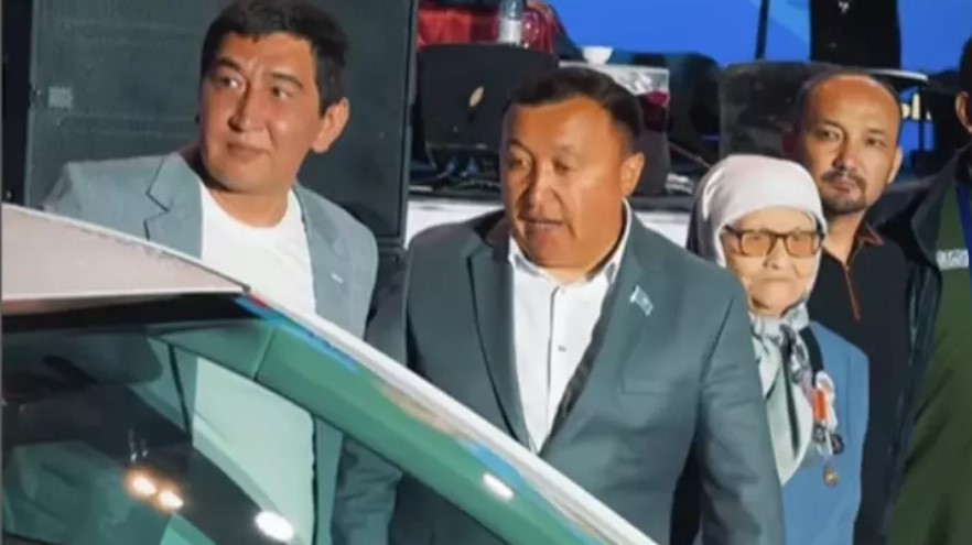 Ақсуатта Ринат Зайытовқа Cobalt көлігі сыйға берілді