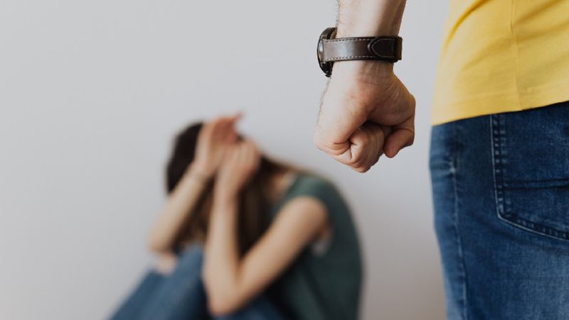 Алматыда көпқабатты үйдің подъезінде бұрынғы әйелін соққыға жыққан ер адам сотталды