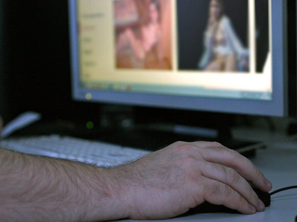 Орал тұрғыны әйелінің жалаңаш фотоларын таратқаны үшін 3 жылға сотталды