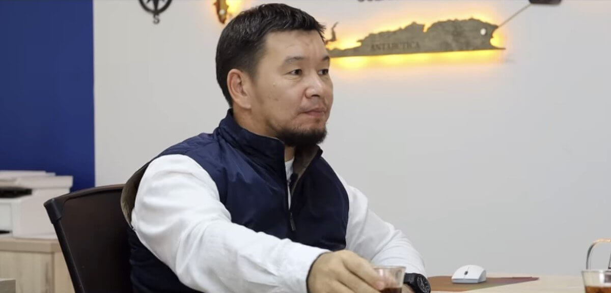 «Қазақтың 70 пайыз сөзі арабтікі»: Танымал имам сынға ұшырады