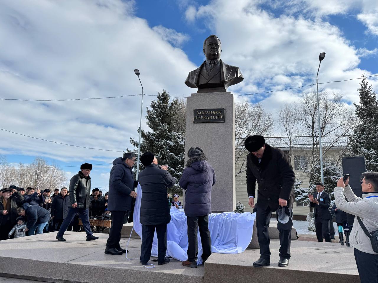 Заманбек Нұрқаділовке арналған ескерткіш ашылды