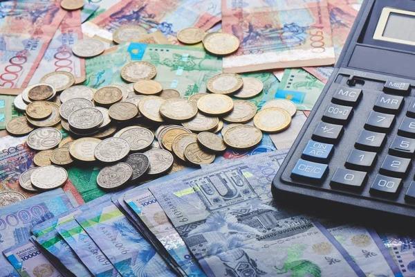 “Еркек айына 100 млн табуы керек”: Қазақ қыздарының “тәбеті” желідегілерді шошытты