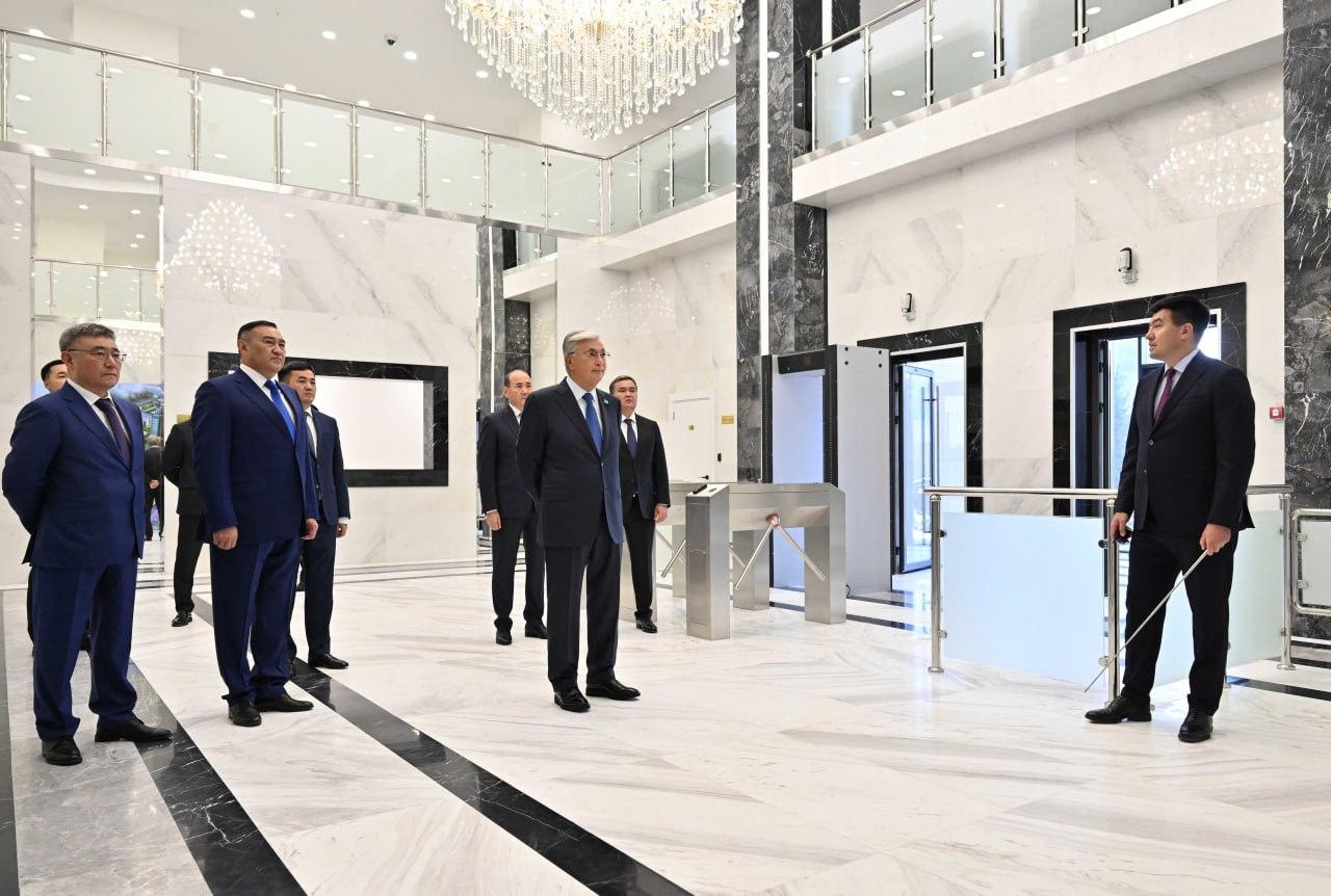 Тоқаев Астанадағы ҰҚК-нің жаңа ғимаратын аралап көрді