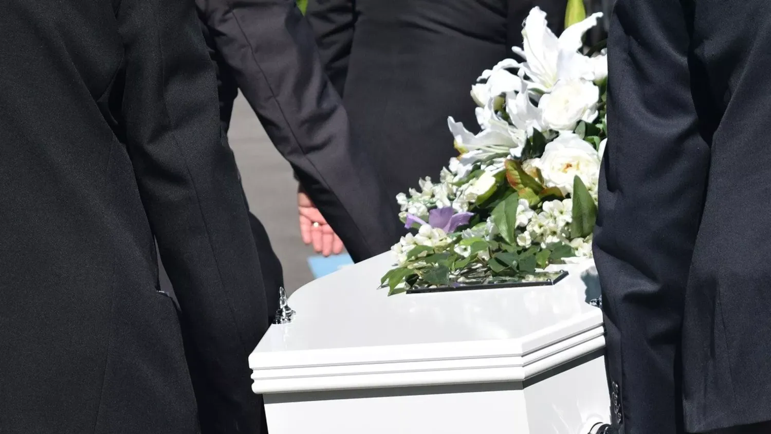 19 жастағы жігіт өзінің жерлеу рәсімінде жөтеліп, жұртты шошытты