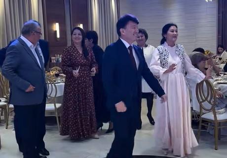 «Біздің интеллигенция»: Димаш Құдайбергеннің әкесінің тойдағы биі жұртқа ұнап қалды (ВИДЕО)