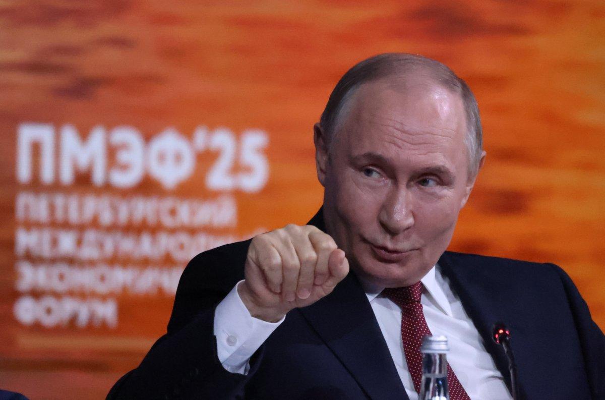 АҚШ-тың экс-шенеунігі: Трамппен болған саммит Путиннің билігін күшейтті