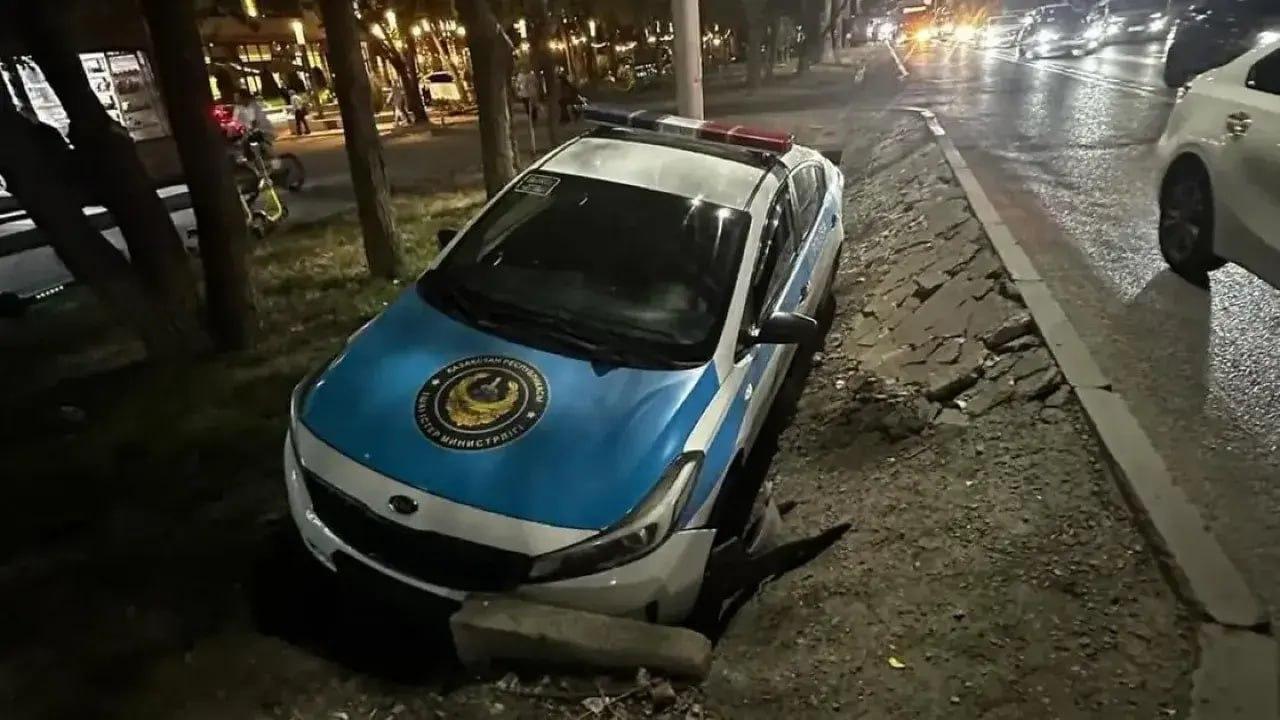 Алматыда полиция көлігімен жол апатын туындатқан жүргізуші ұсталды 