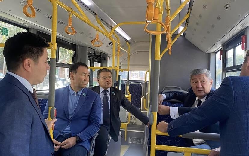 Астана депутаттары бос автобуспен жүріп көліктің жаңа жеткізілімдері туралы айтты