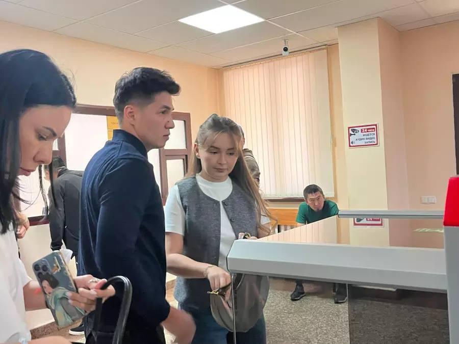 «Конкурстан сотқа дейін»: Блогер Ерболат Жанәбіловке қатысты сот қалай өтіп жатыр?