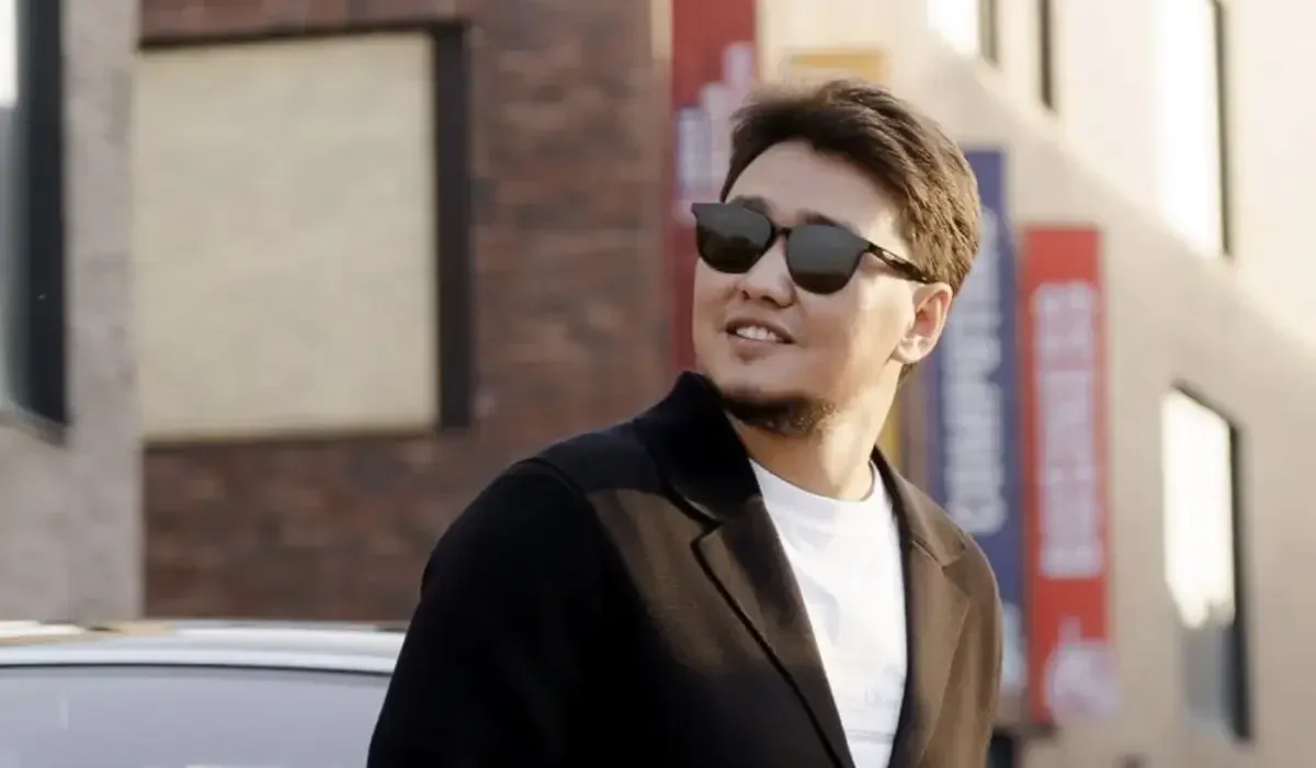 «Қазір маған қарыз»: Жахан Отарғалиев әкесімен 10 жыл бойы сөйлеспегенін айтты