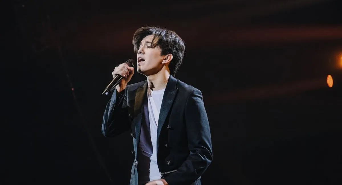 «Көліктің үстіне шығып кетуге мәжбүр болды»: Димаштың Лондондағы концертінде күтпеген жағдай болды (ВИДЕО)