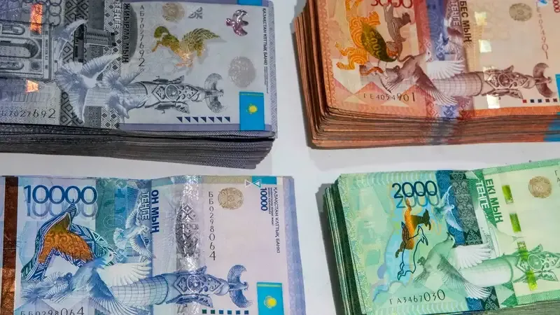 Тенге укрепился до 500