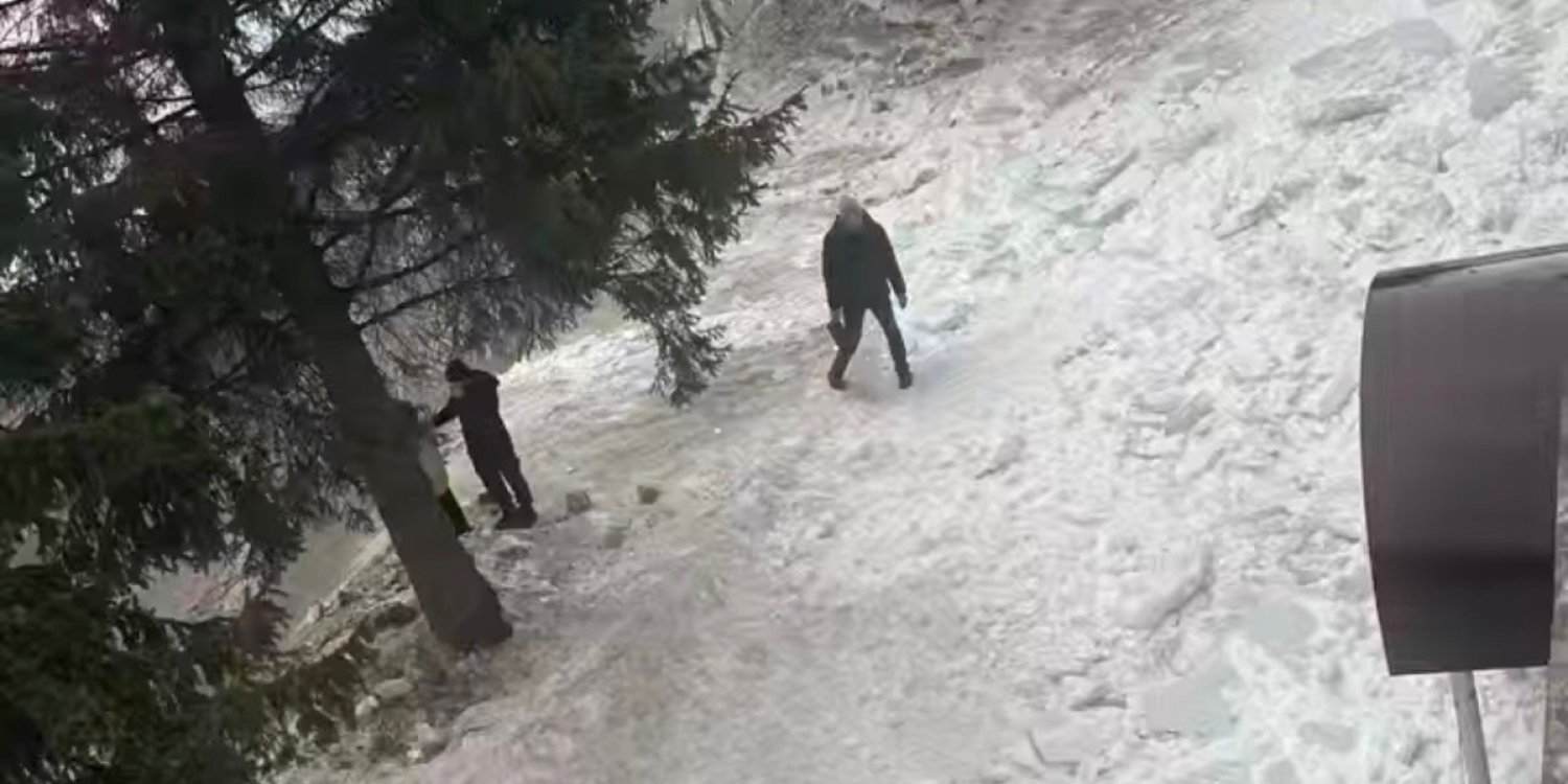 Риддерде үй шатырынан мұз бен қар құлап, 76 жастағы әйел зардап шекті (ВИДЕО)