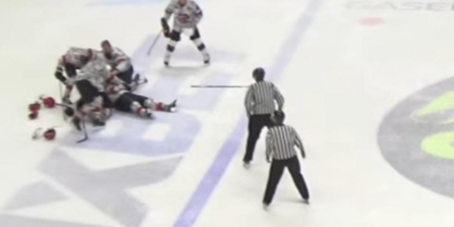 Қарағандыда хоккей матчы кезінде ойыншы көз жұмды