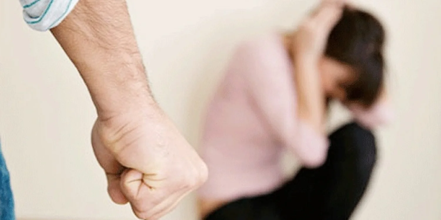 «Әйелді аяусыз сабап, видеоға түсірген»: желіде тараған видео жұрттың жағасын ұстатты