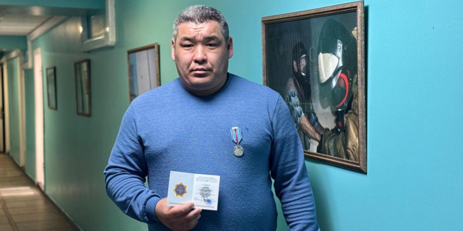 Ауыл мұғалімі екі баланы ажал аузынан аман алып қалғаны үшін министрден марапат алды