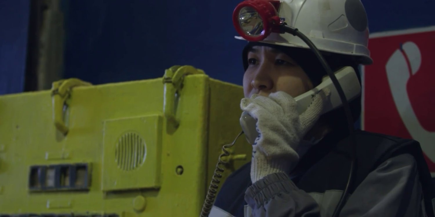 Руслан Өскенәлі «Қазақмыс» қызметкерлеріне өндірістік қауіпсіздік бойынша бейнеүндеу жасады