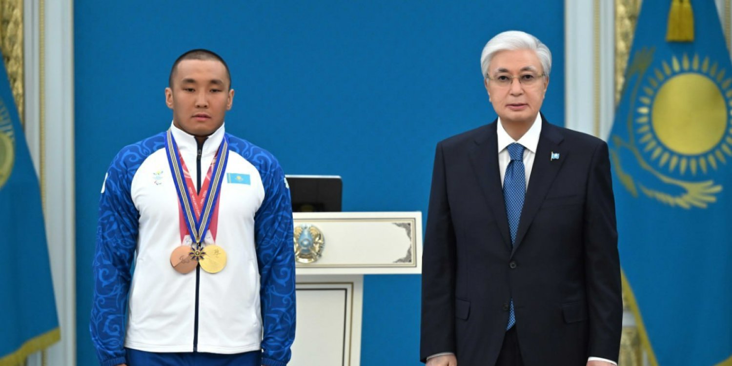 Параспортшы Ербол Хамитов Тоқаевтың қолынан орден алды 