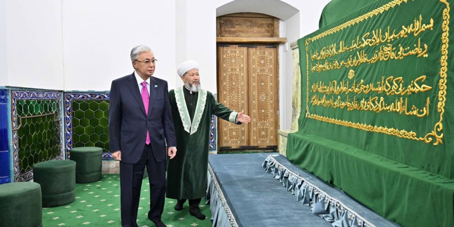 Тоқаев Түркістанға жұмыс сапарымен барып, Қожа Ахмет Ясауи кесенесіне зиярат етті