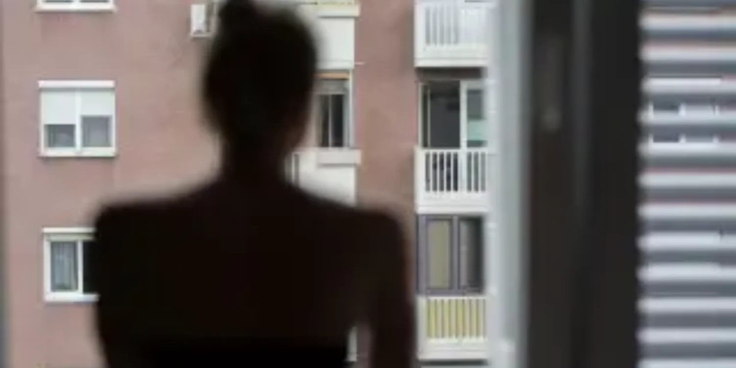 Ақтауда бойжеткен бесінші қабаттан секіріп кетті