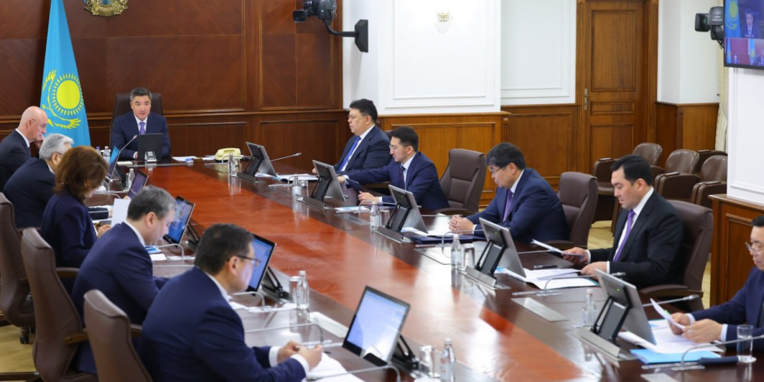 Олжас Бектенов поручил сдержать рост цен на бензин