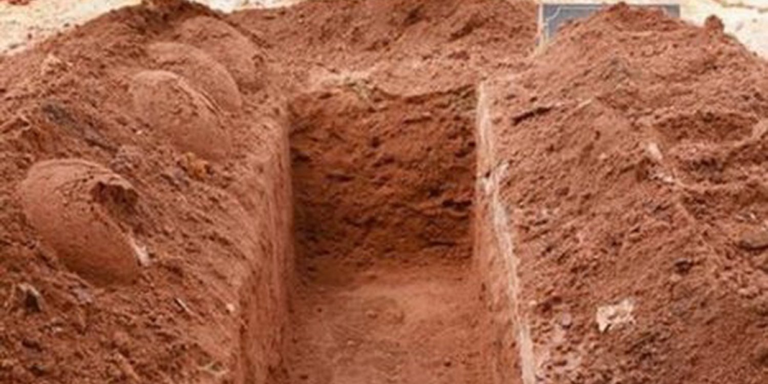 Атырауда педофилдің жаназасына жүздеген адам жиналды