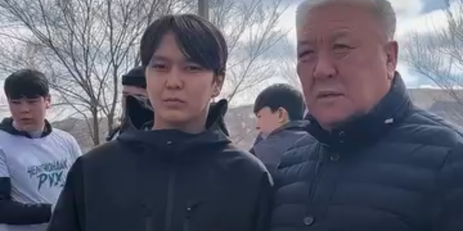 Автобуста кішкентай қызды қорғап төбелескен жігітке депутат су жаңа айфон сыйлады (ВИДЕО)