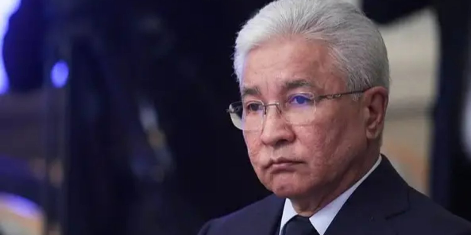 Алматыда Иманғали Тасмағамбетов танымал ақынның асында бой көрсетті