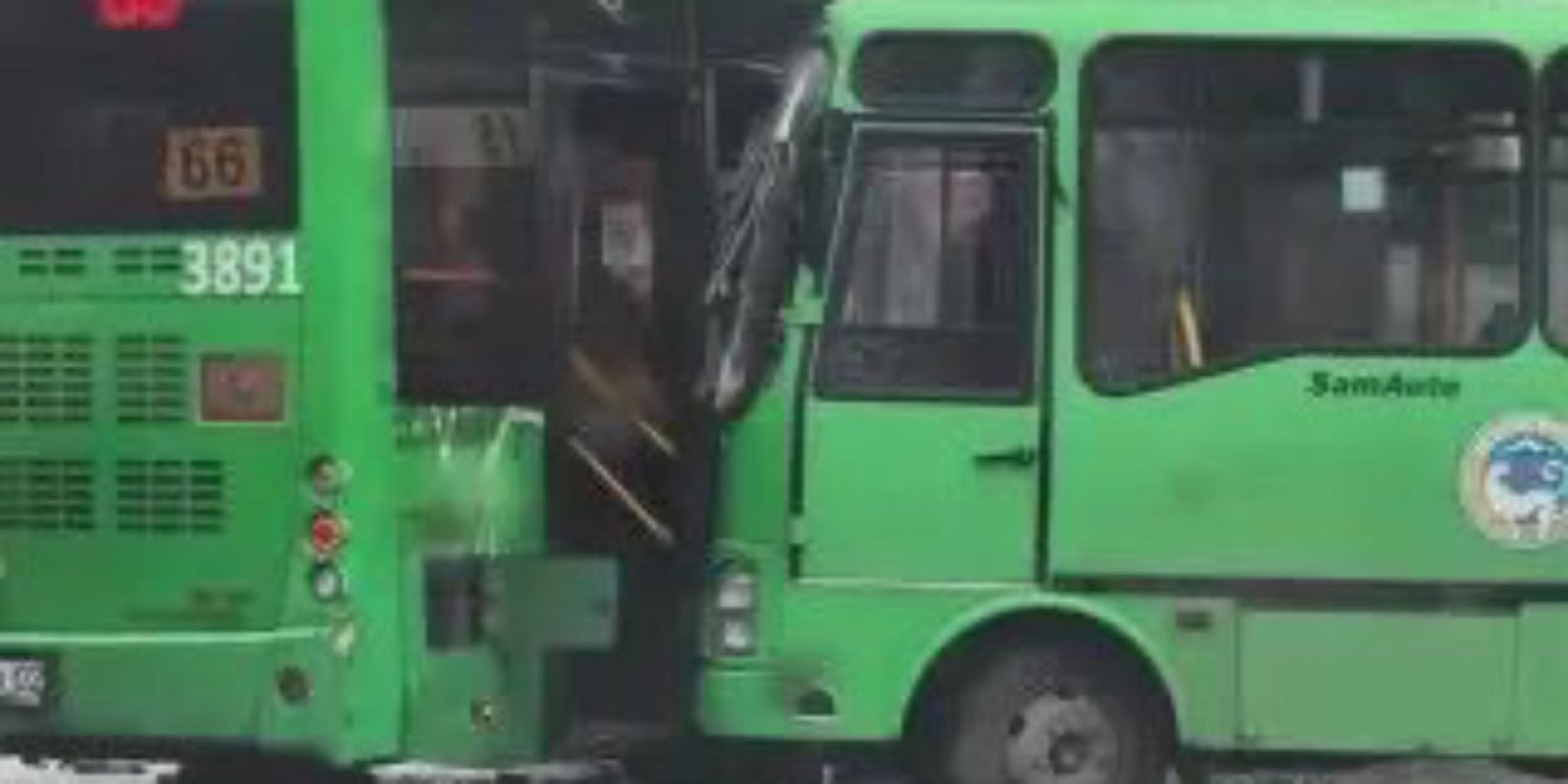 Алматыда екі автобус соқтығысты: Бірнеше жолаушы жарақат алды 