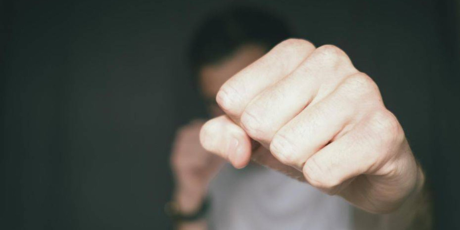 Алматыда аялдамада қарт әйелді аяусыз соққыға жыққан ер адам ұсталды (ВИДЕО)