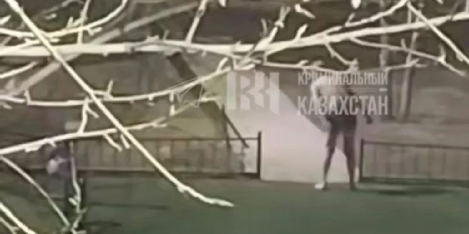 Астанада жалаңаш ер адам балаларға пышақпен жүгірген