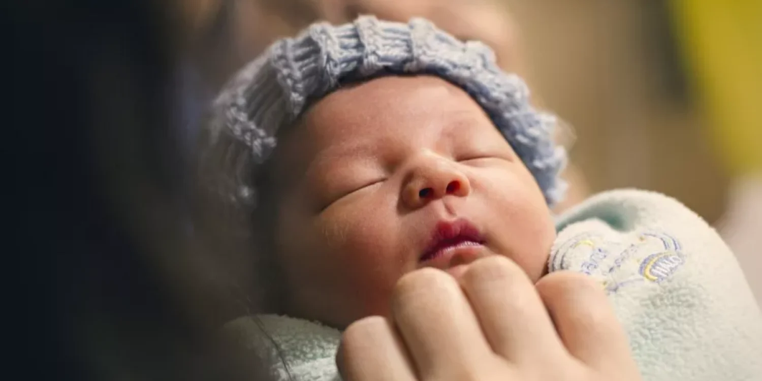 23 жастағы қыз жаңа туған сәбиін сатып жатқан кезде ұсталды