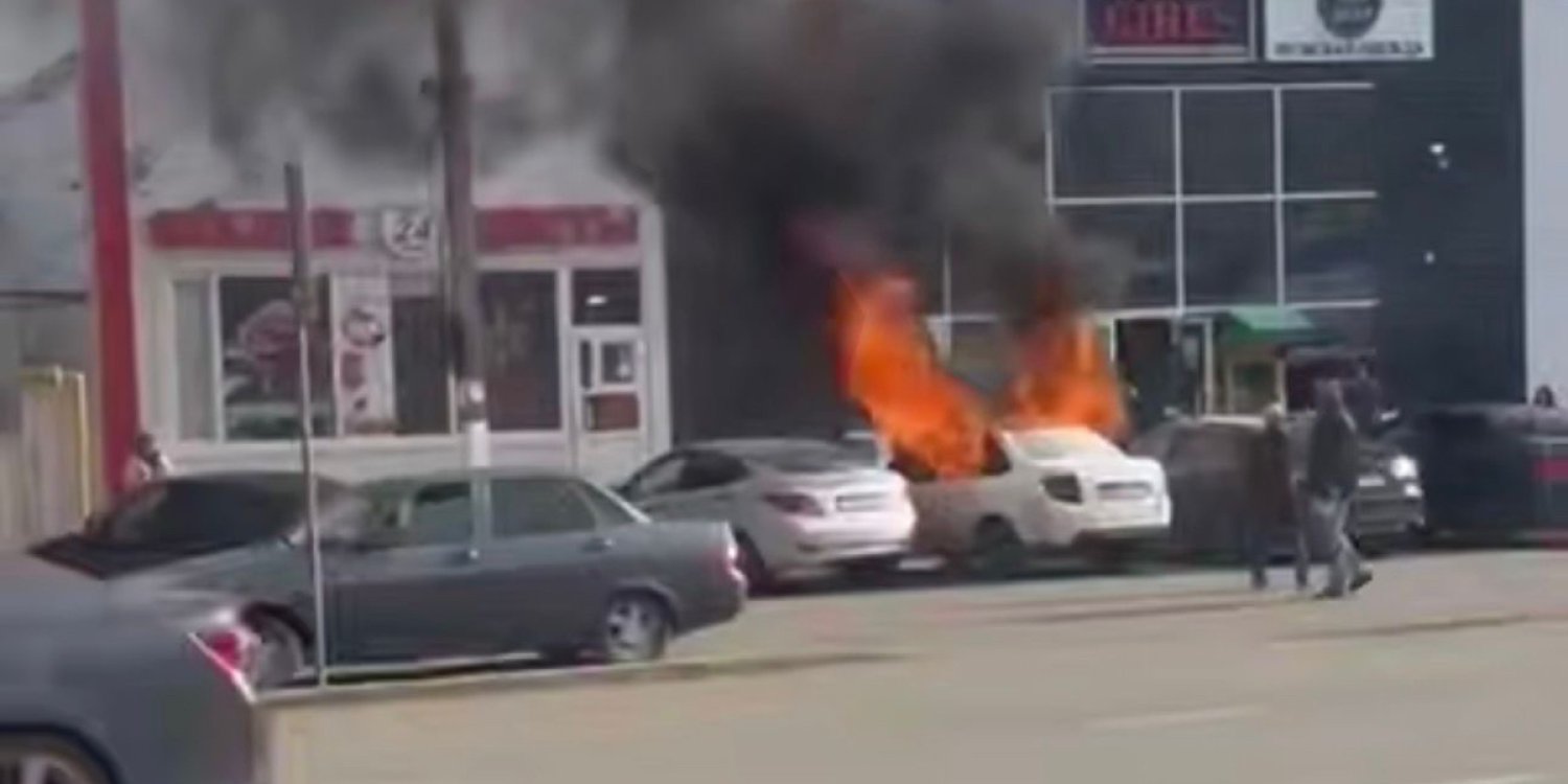 Оралда 16 жастағы жасөспірім көлікпен бірге өртеніп кете жаздады (ВИДЕО)