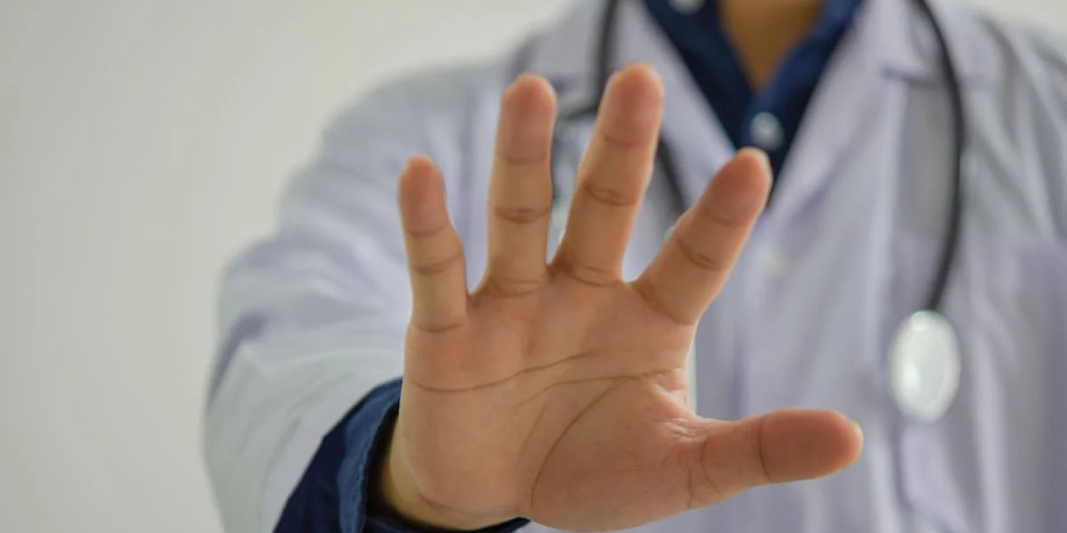 Екібастұзда мас күйдегі ер адамдар дәрігерді есінен танғанша соққыға жықты