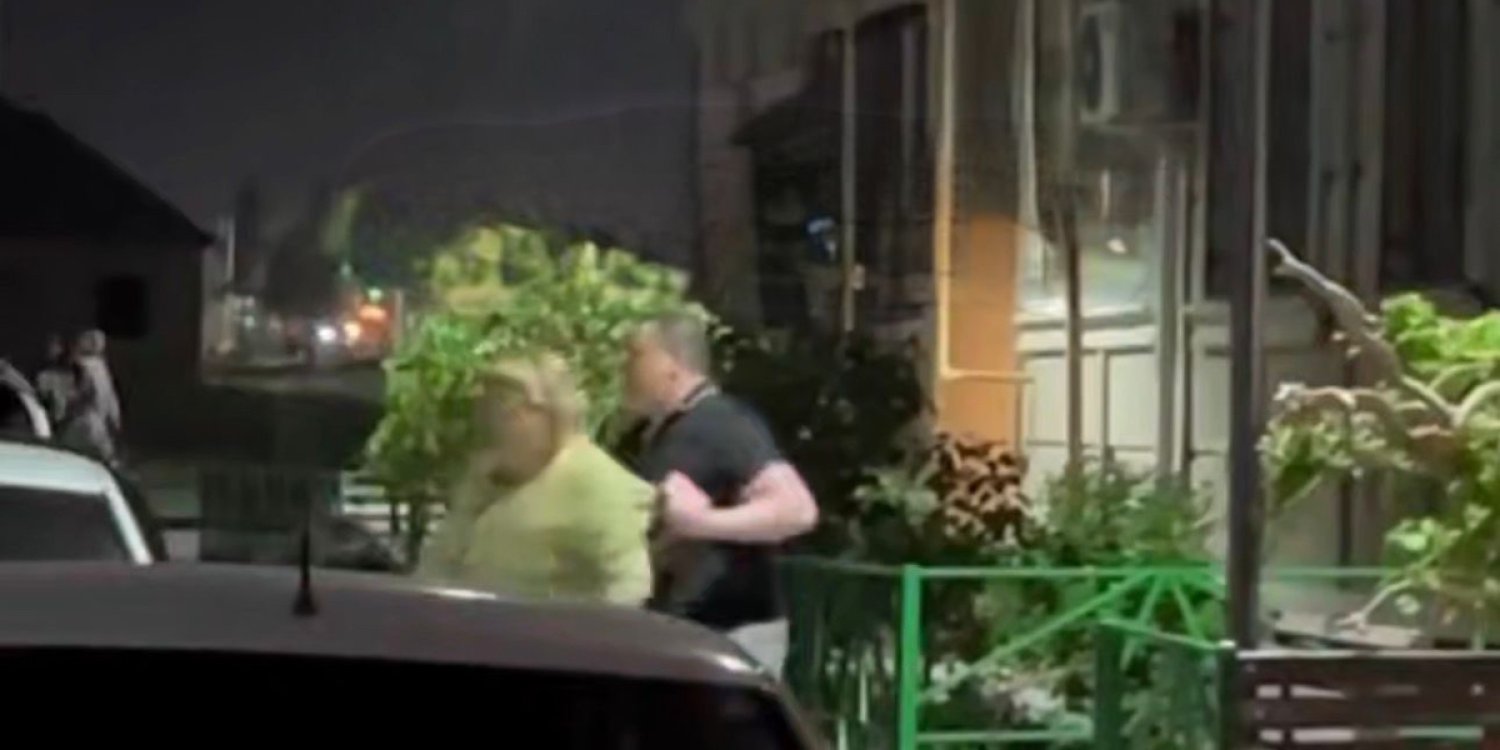 Шымкентте жасы үлкен әйел жүкті әйелді ұрып соқты (ВИДЕО)