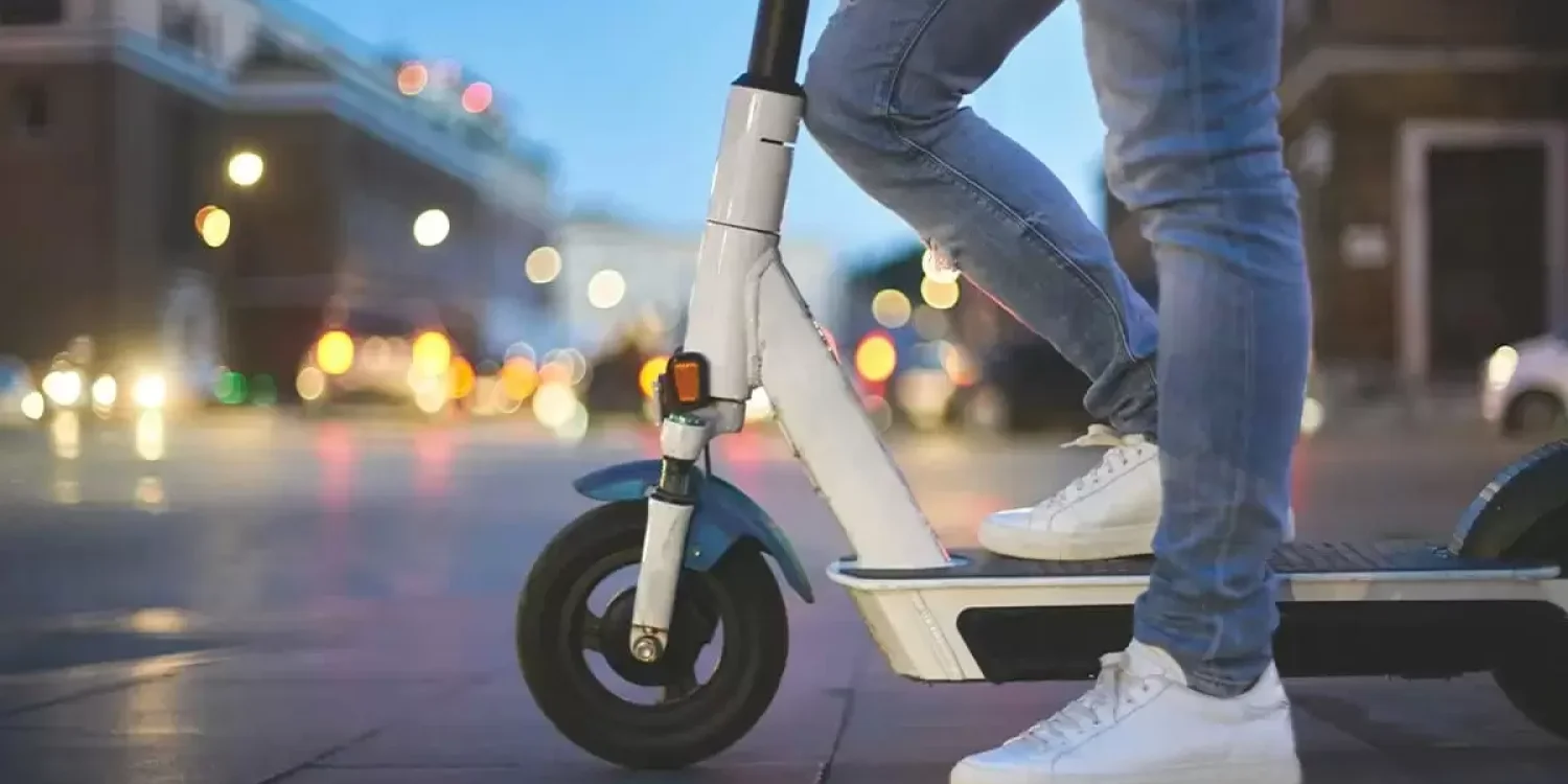 В Алматы будут изымать брошенные электросамокаты