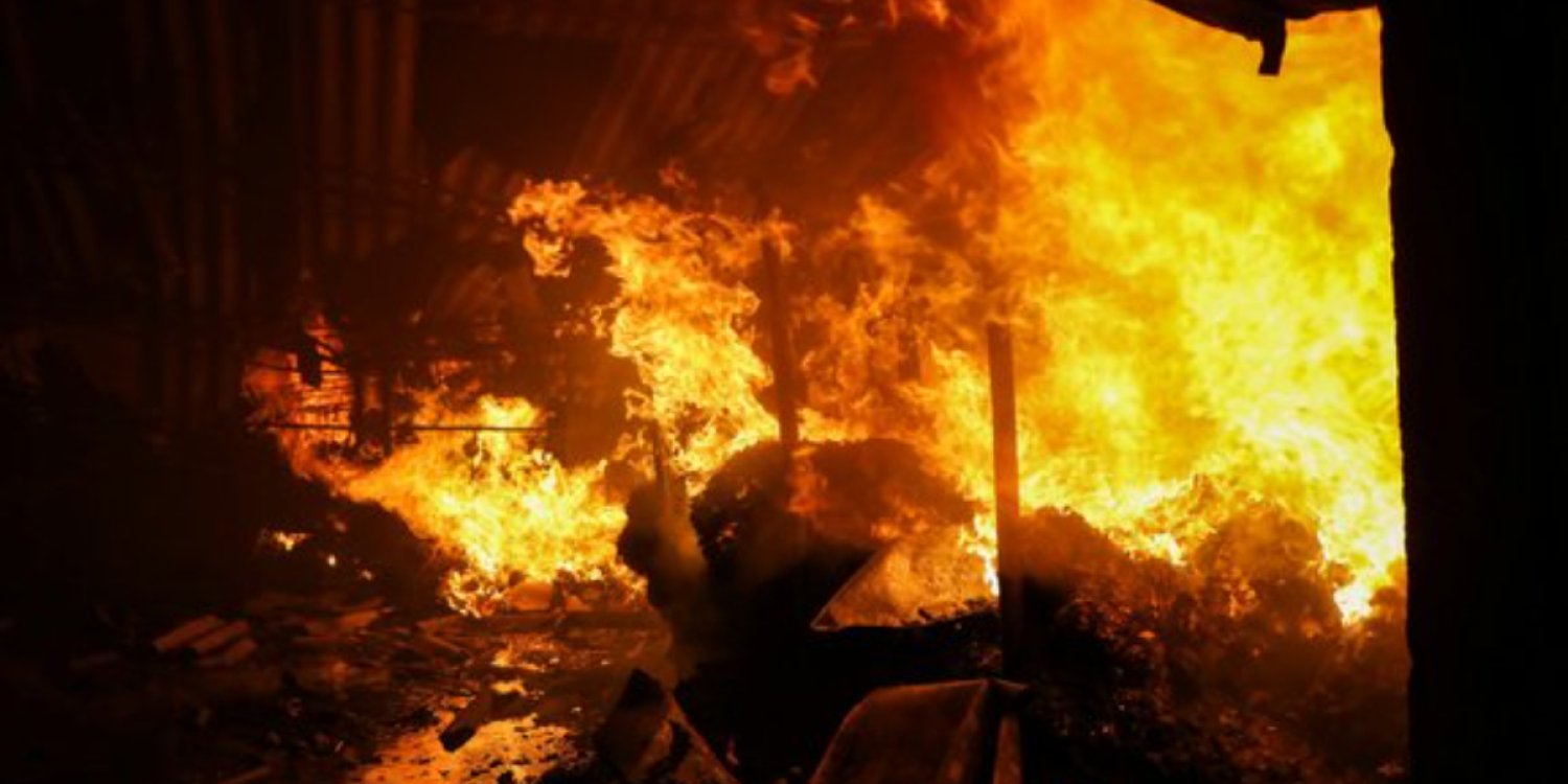 "Алла деп айғайлап жатты": Астанадағы өрт шыққан үйдің көршісі не көргенін айтты