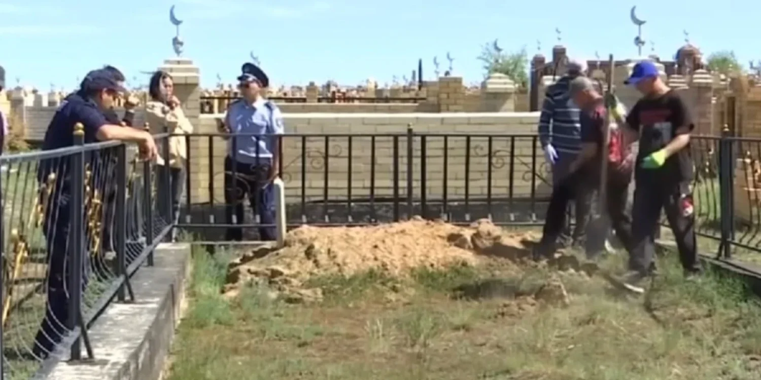 Қарағанды облысында бір моланы бөлісе алмаған екі отбасы мәйітті қайта қаздырып алды