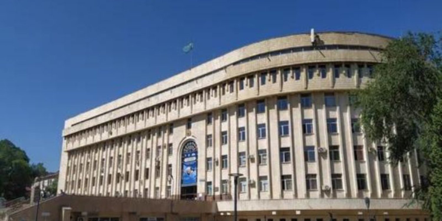 Алматыда студент университет ғимаратынан құлап, көз жұмды