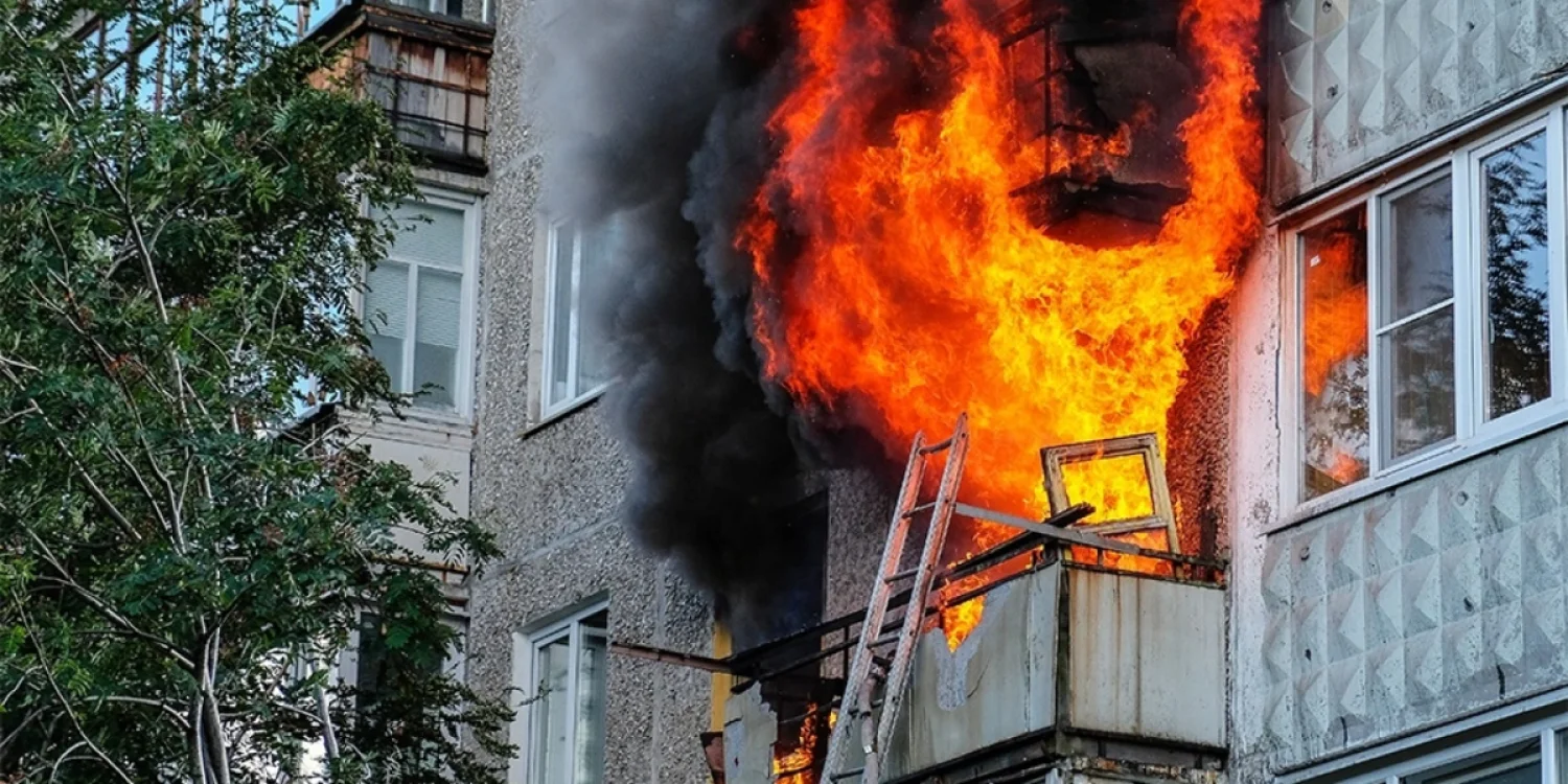 В Павлодаре из горящего дома эвакуировали 5 детей
