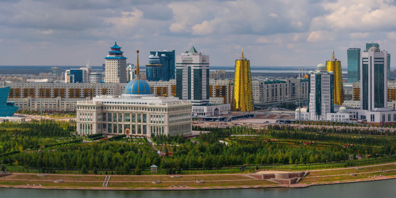 Казахстанцев обяжут раскрывать родственные связи при поступлении на госслужбу