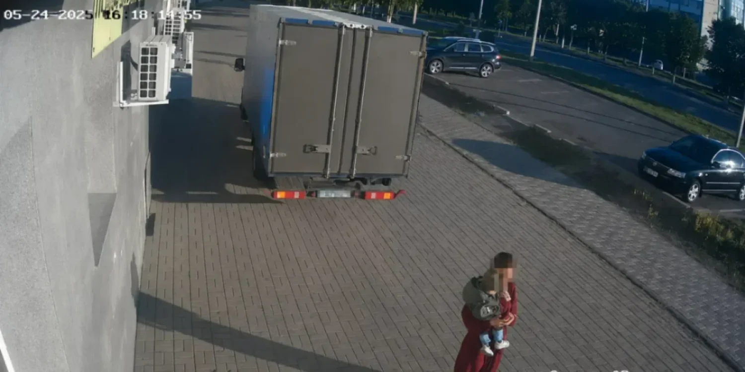 Екібастұзда жүк көлігі тротуарда келе жатқан балалы әйелді қағып кетті (ВИДЕО)