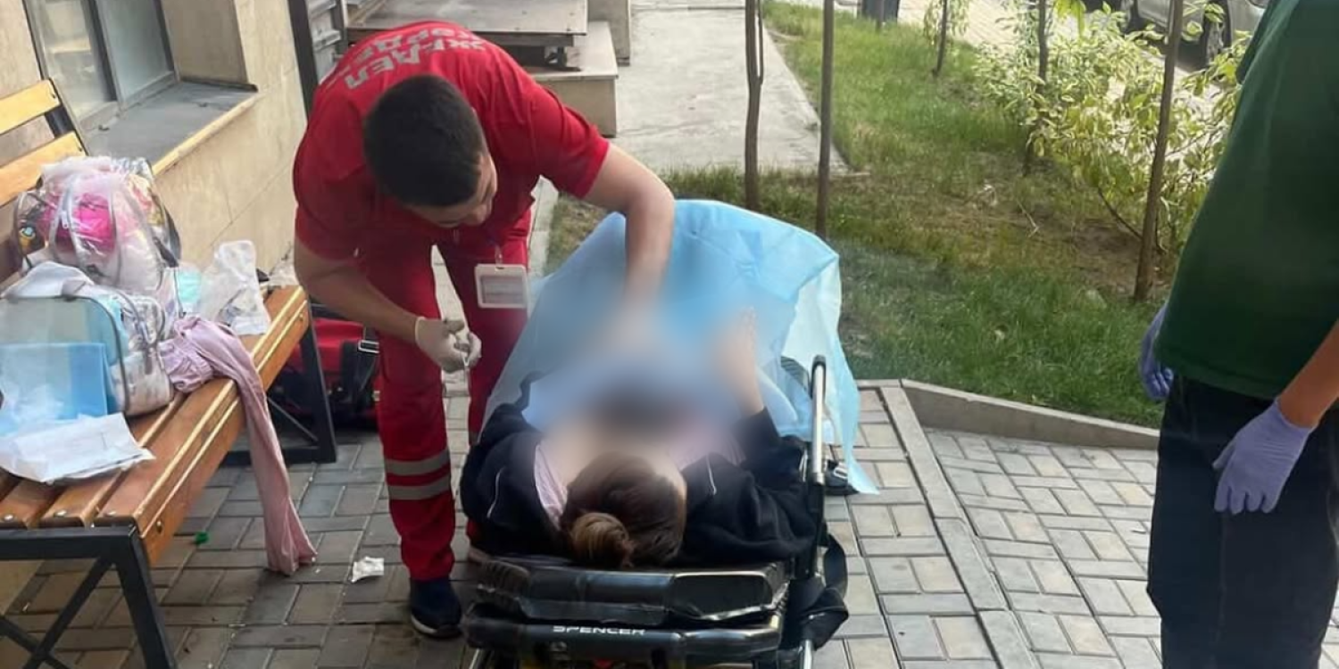 Алматыда әйел аулада босанды