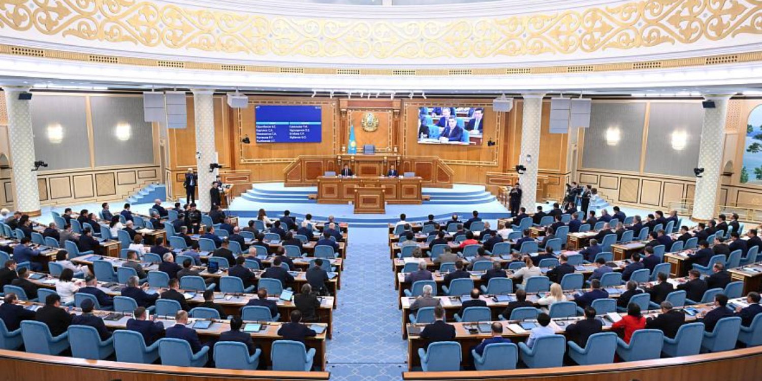 Ел тарихындағы қос палаталы парламенттің соңғы бірлескен отырысы өтіп жатыр