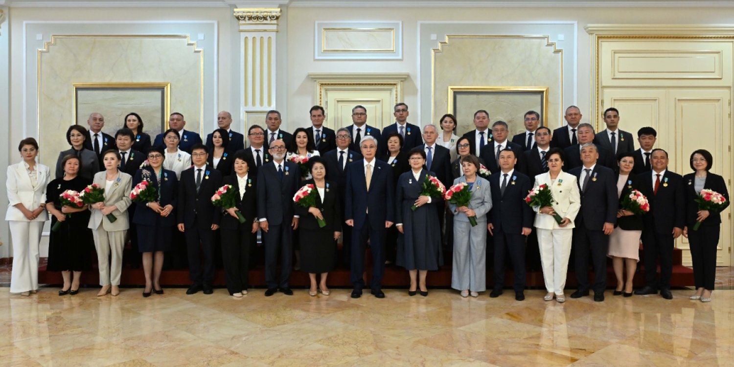 Тоқаев дәрігерлерді марапаттады