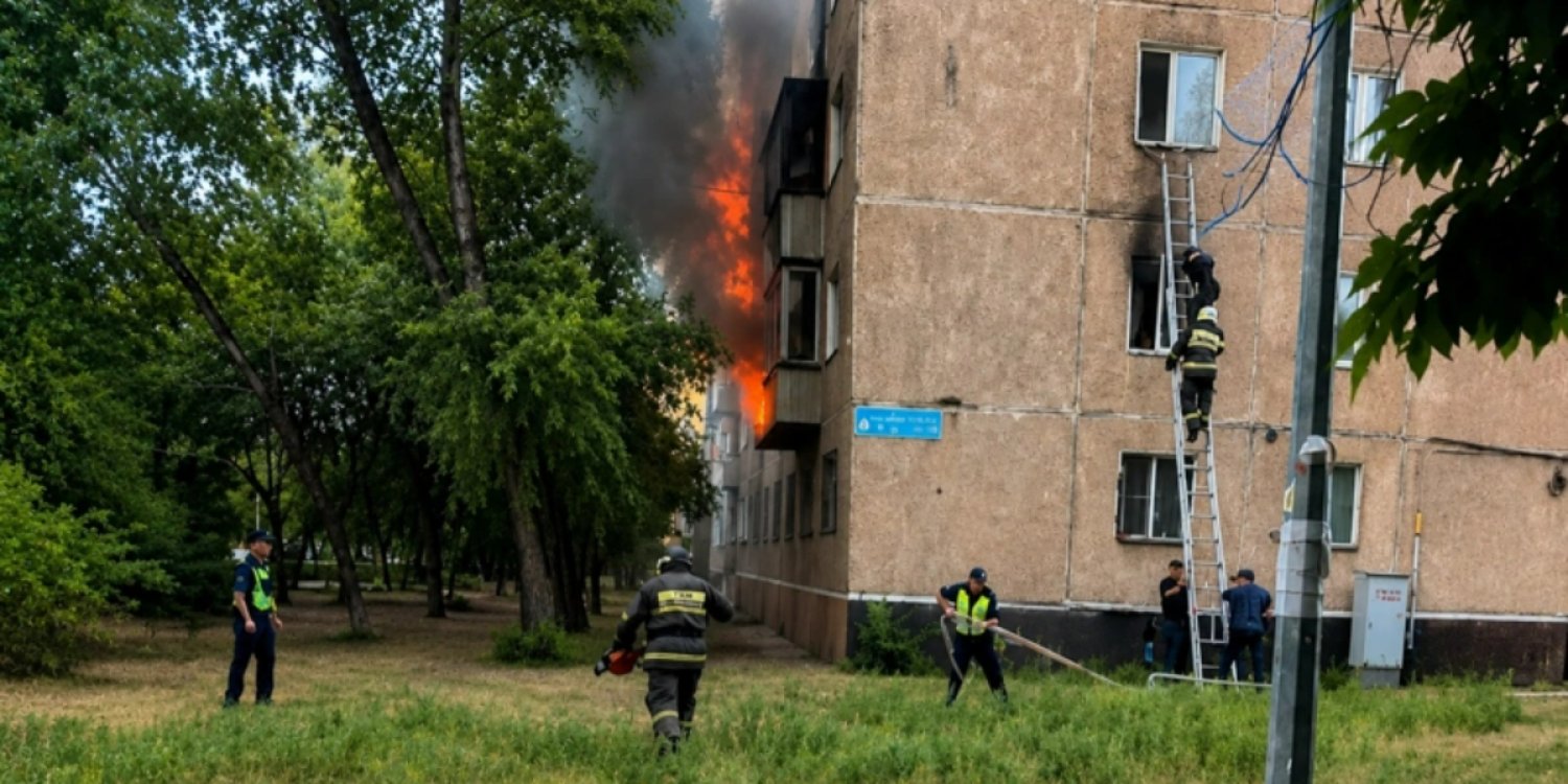 Павлодарда жанып жатқан үйдің терезесінен секірген қыз көз жұмды